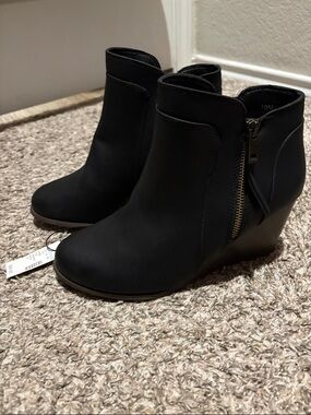 FREE in Bundle Women's Black Wedge Ankle Boots with Side Zip NWT 10